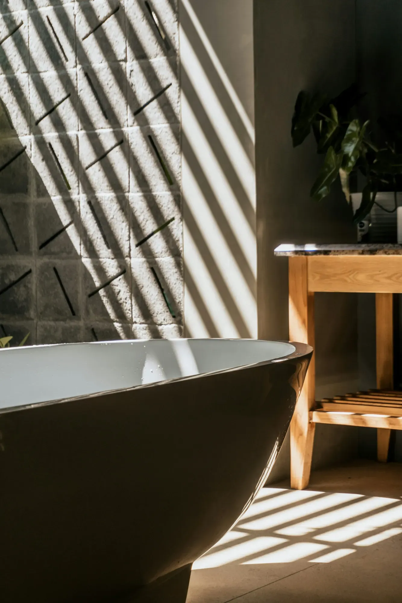 Sunlit tub area with light, calm palette